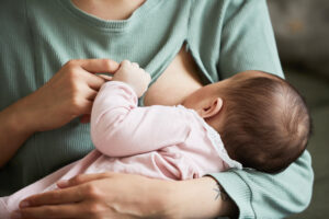 Madre amamantando a su bebé primer plano