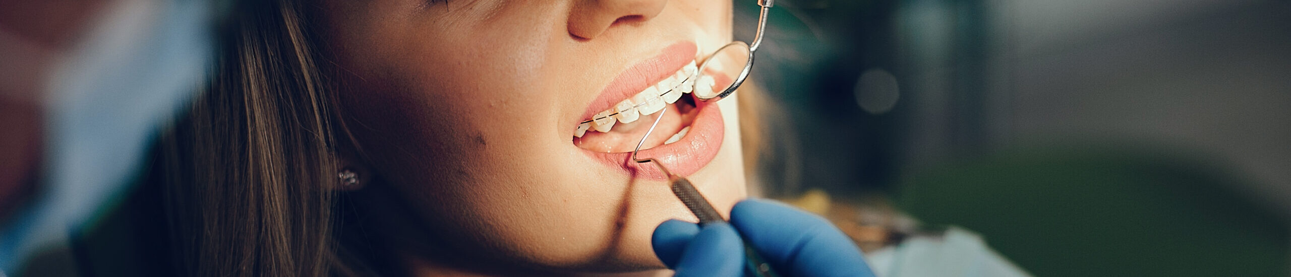 Chica en dentista en control dental