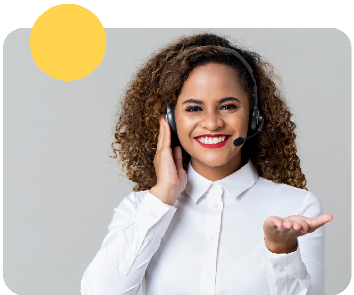 Mujer con camisa blanca sonriente, levantando la mano izquierda